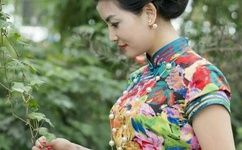 坤是放在女生的前面还是后面